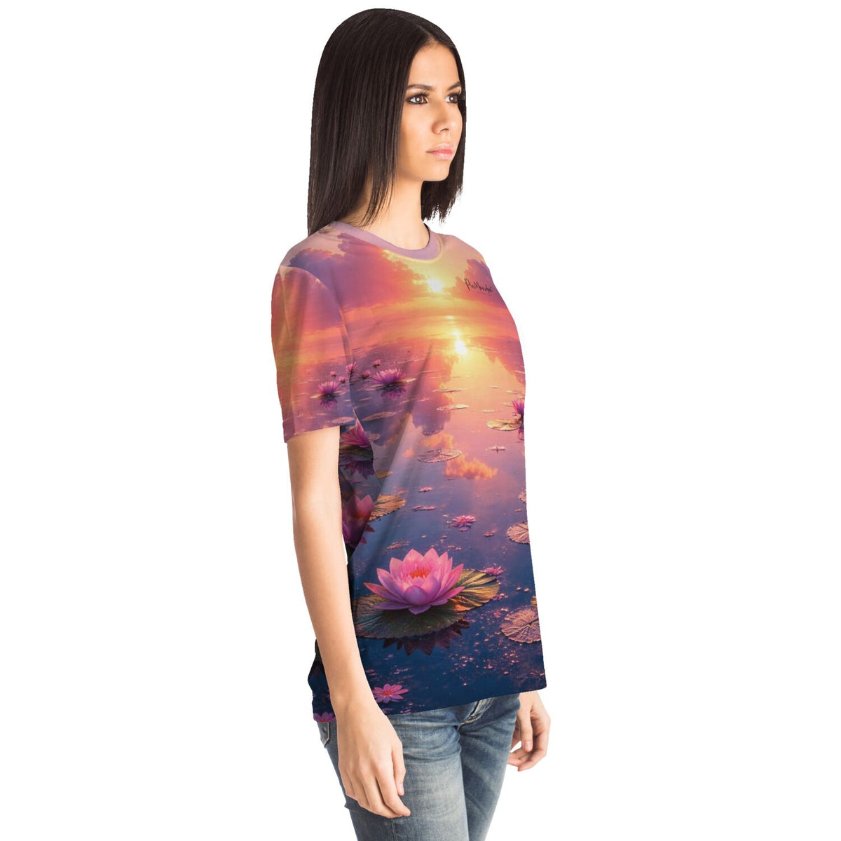 Frau trägt Dreamer T-Shirt mit Abenddämmerung-Motiv, inspiriert von Diamond Painting und Malen nach Zahlen Designs