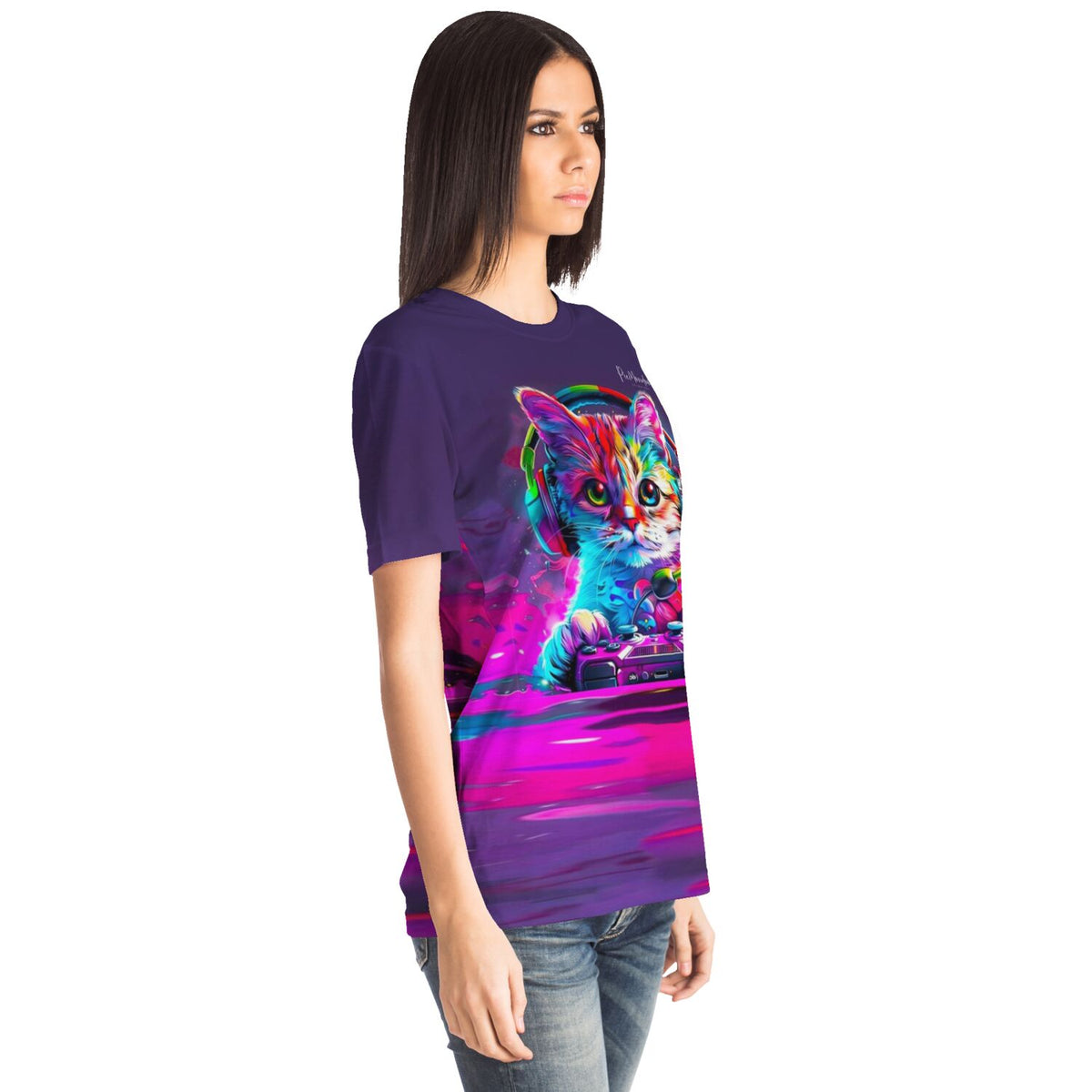 Frau trägt violettes T-Shirt mit buntem Gaming-Katzenmotiv im Diamond Painting Stil und neonfarbenem Headset