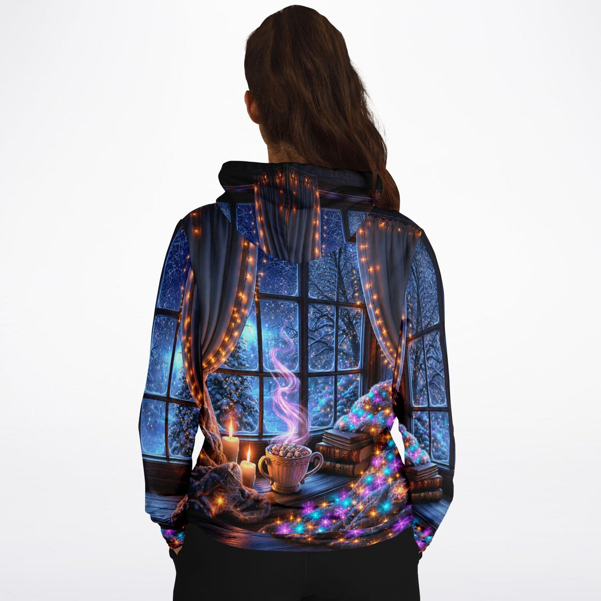 Dreamer Hoodie mit stimmungsvollem Weihnachtszauber-Motiv, Fensterblick auf verschneite Winterlandschaft mit Lichtern