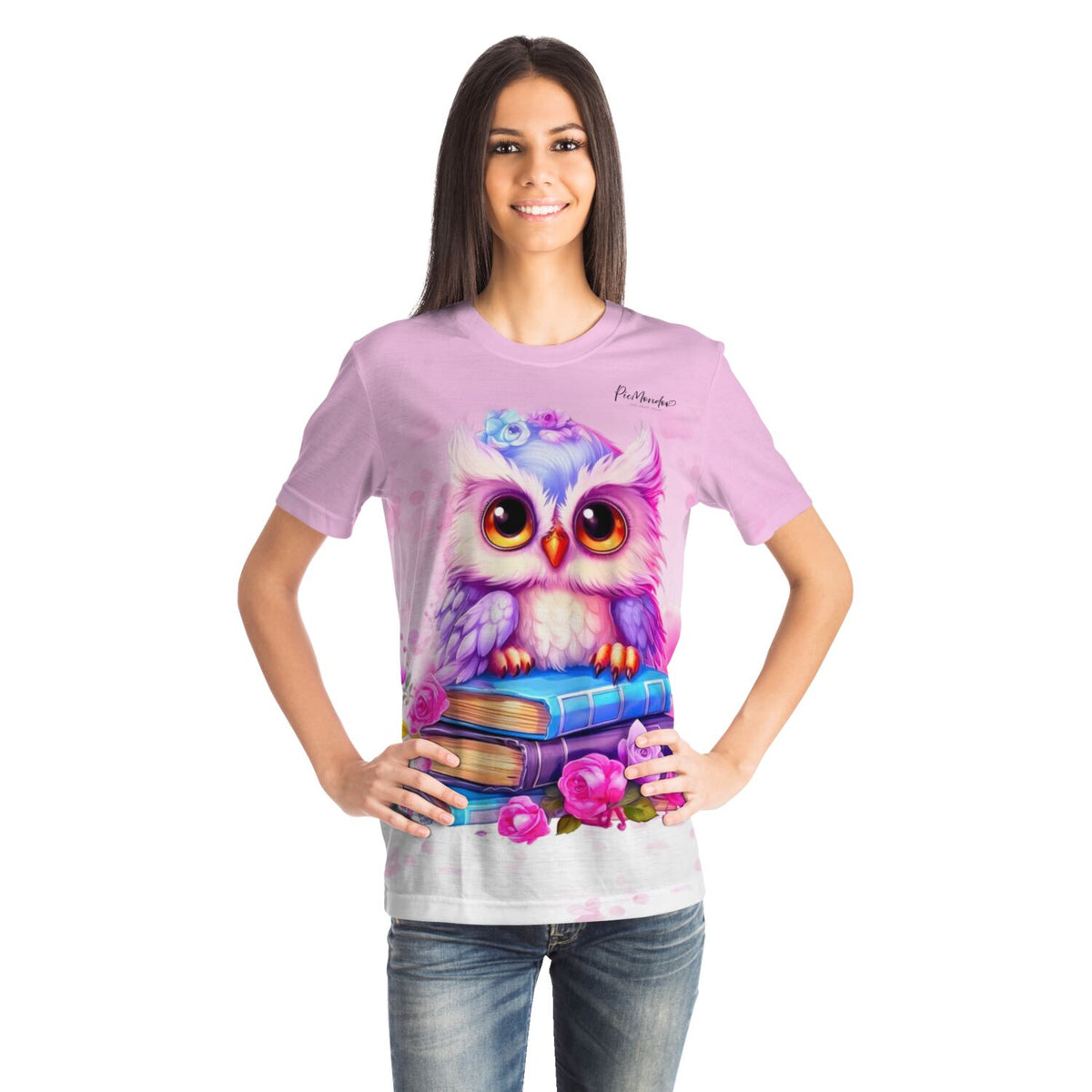Frau trägt rosa T-Shirt mit farbenfrohem Büchereule-Motiv im Stil von Diamond Painting und Malen nach Zahlen Designs.