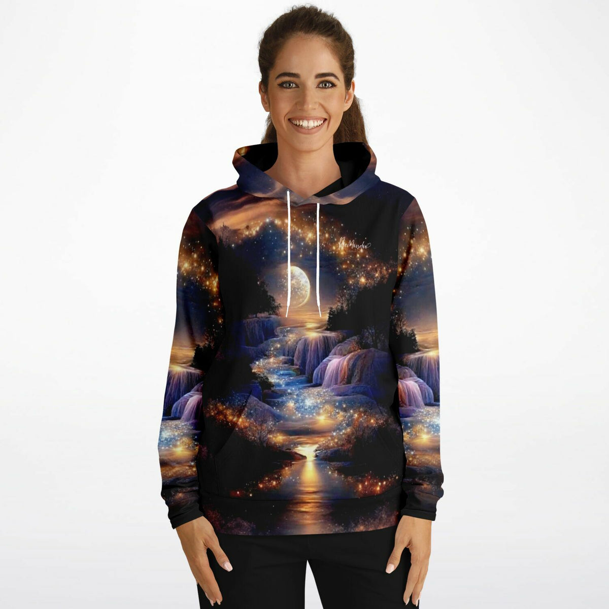 Frau trägt Dreamer Hoodie mit magischem Landschaftsmotiv in Diamond Painting Optik und leuchtenden Sternenlicht-Elementen.