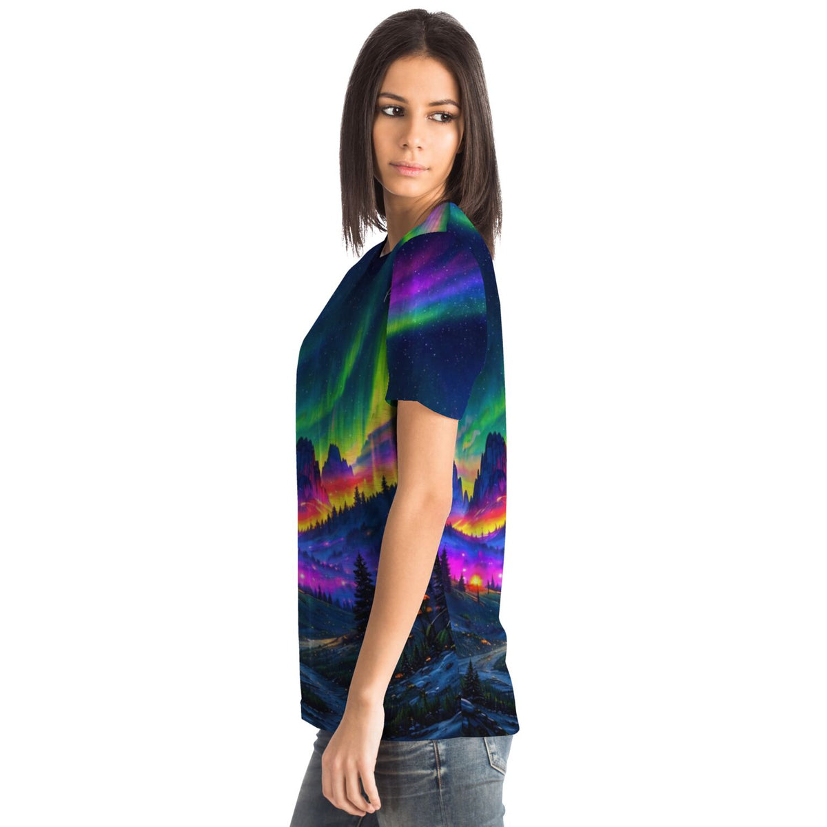 Frau trägt Dreamer T-Shirt mit buntem Polarlicht Motiv im Stil von Malen nach Zahlen und Diamond Painting Kunstwerken