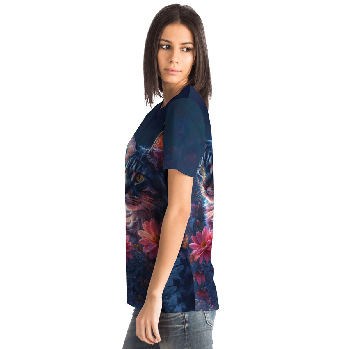 Frau trägt Dreamer T-Shirt Segen der Bastet mit Katzen-Motiv, kunstvoll wie bei Diamond Painting oder Malen nach Zahlen