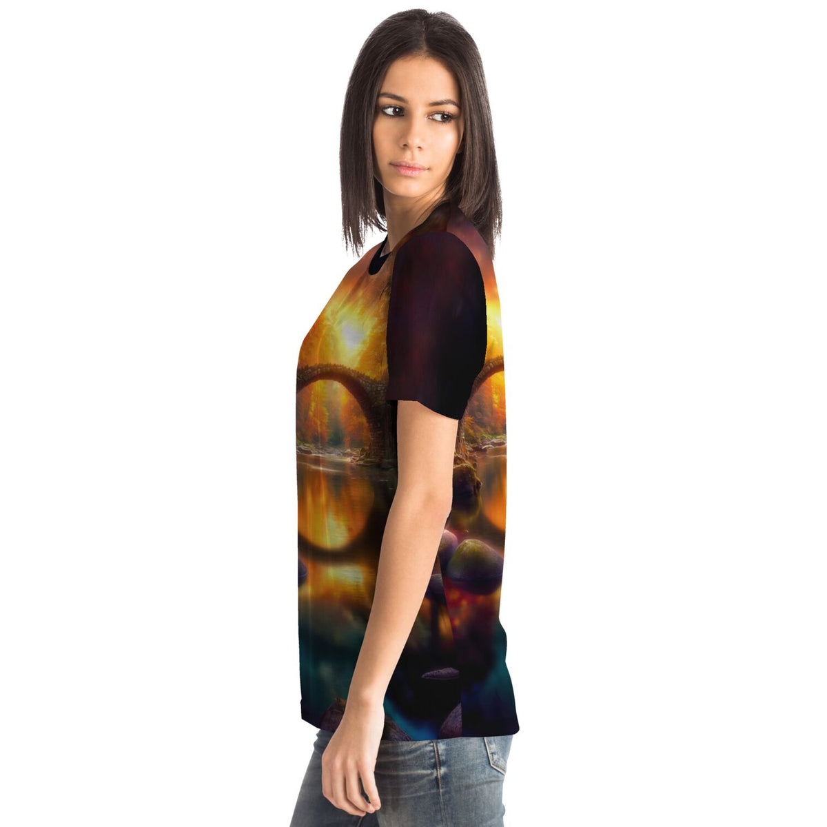 Frau trägt ein T-Shirt mit Brücke der ewigen Stunde Motiv, das wie ein Malen nach Zahlen oder Diamond Painting wirkt