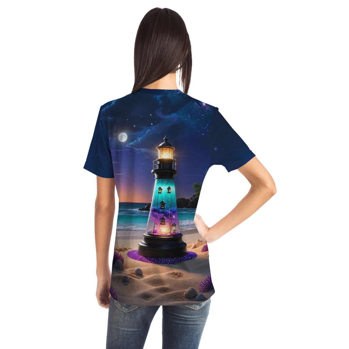 Frau trägt blaues T-Shirt mit Leuchtturm Motiv, inspiriert von Diamond Painting und Malen nach Zahlen Kunstwerken.