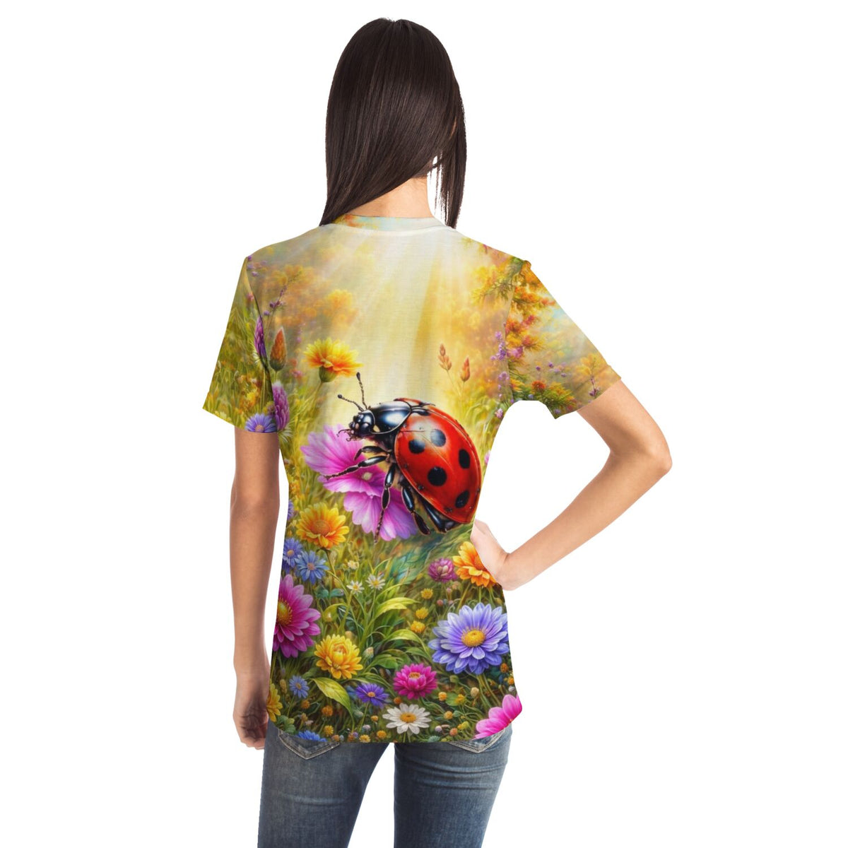 Frau trägt Dreamer T-Shirt mit buntem Blumenwiese-Motiv und Marienkäfer, ideal für Fans von Malen nach Zahlen und Kunst.