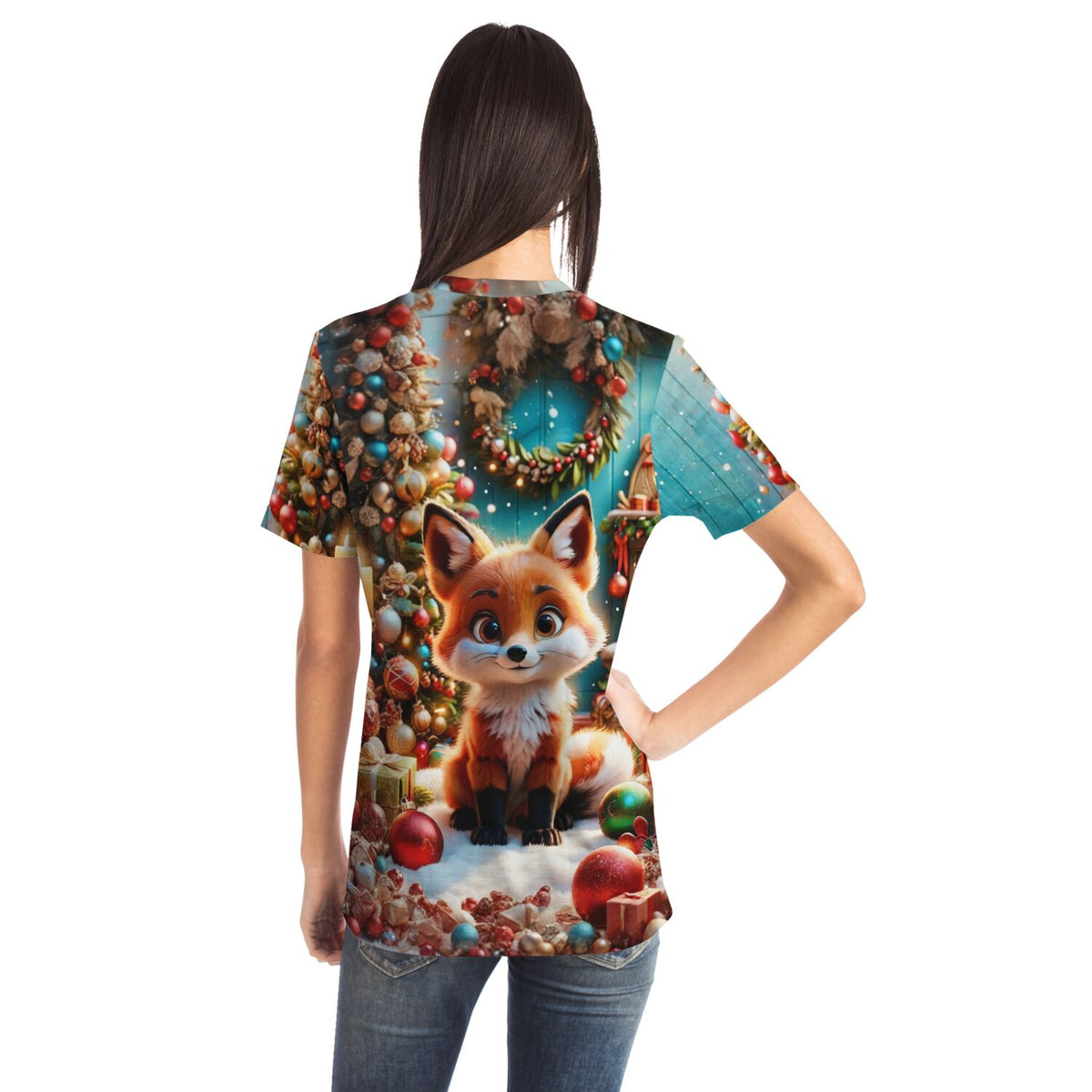 Frau trägt T-Shirt mit niedlichem Fuchs-Motiv, inspiriert von Diamond Painting und Malen nach Zahlen Weihnachtsthemen.