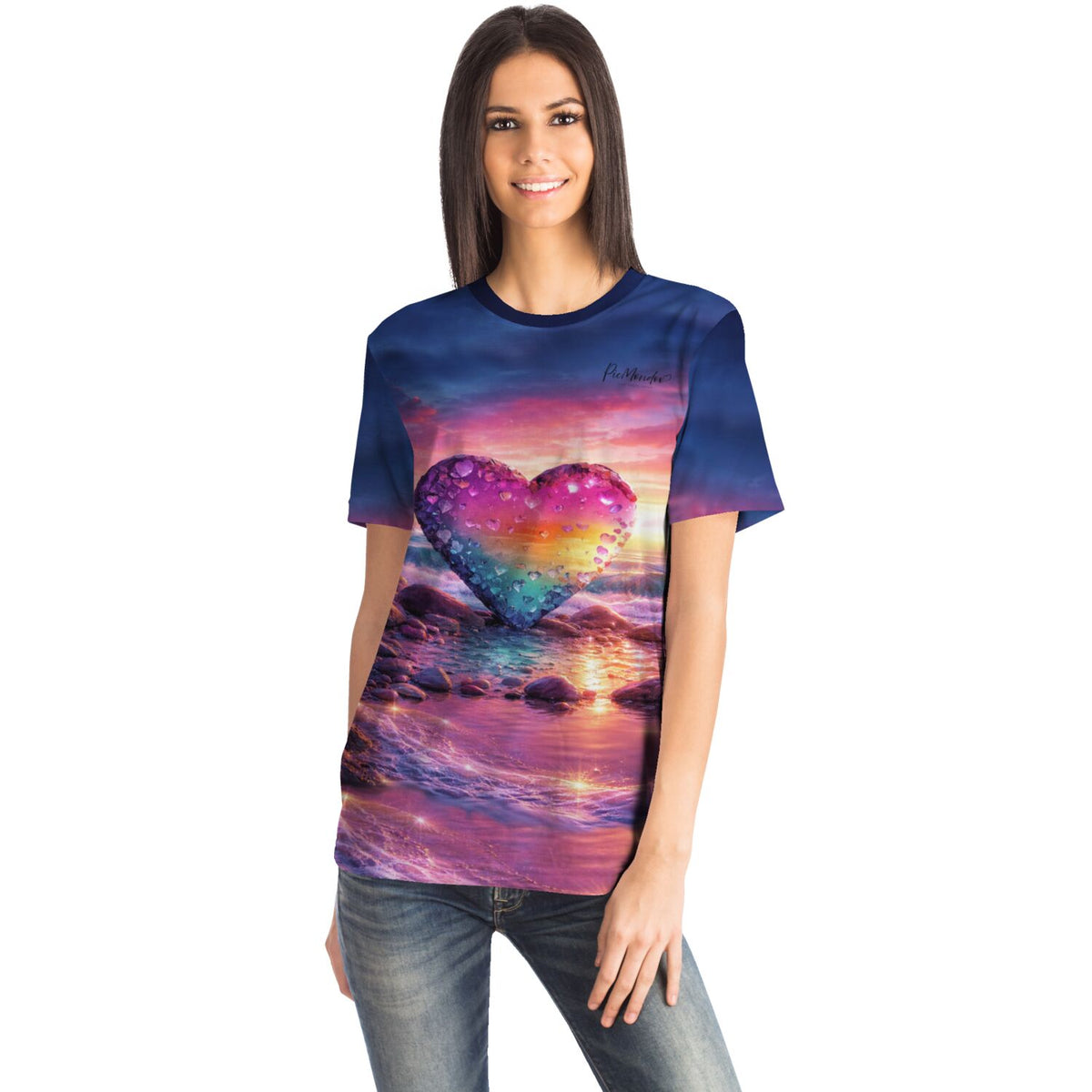 Frau trägt T-Shirt mit farbenfrohem Herz-Motiv im Stil von Diamond Painting am Strand bei Sonnenuntergang