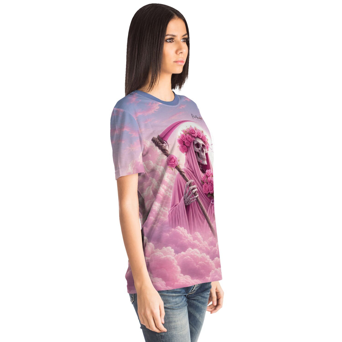 Frau trägt ein T-Shirt mit Totenkopf und Rosen Motiv, inspiriert von unseren beliebten Diamond Painting Designs.
