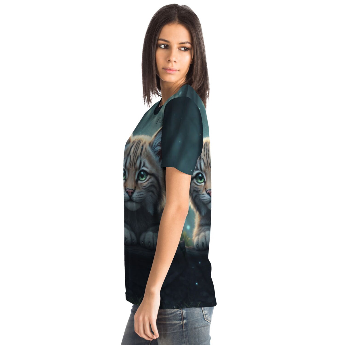 Frau trägt Dreamer T-Shirt mit Katzen-Motiv, das den Detailgrad eines Diamond Painting oder Malen nach Zahlen Designs hat.