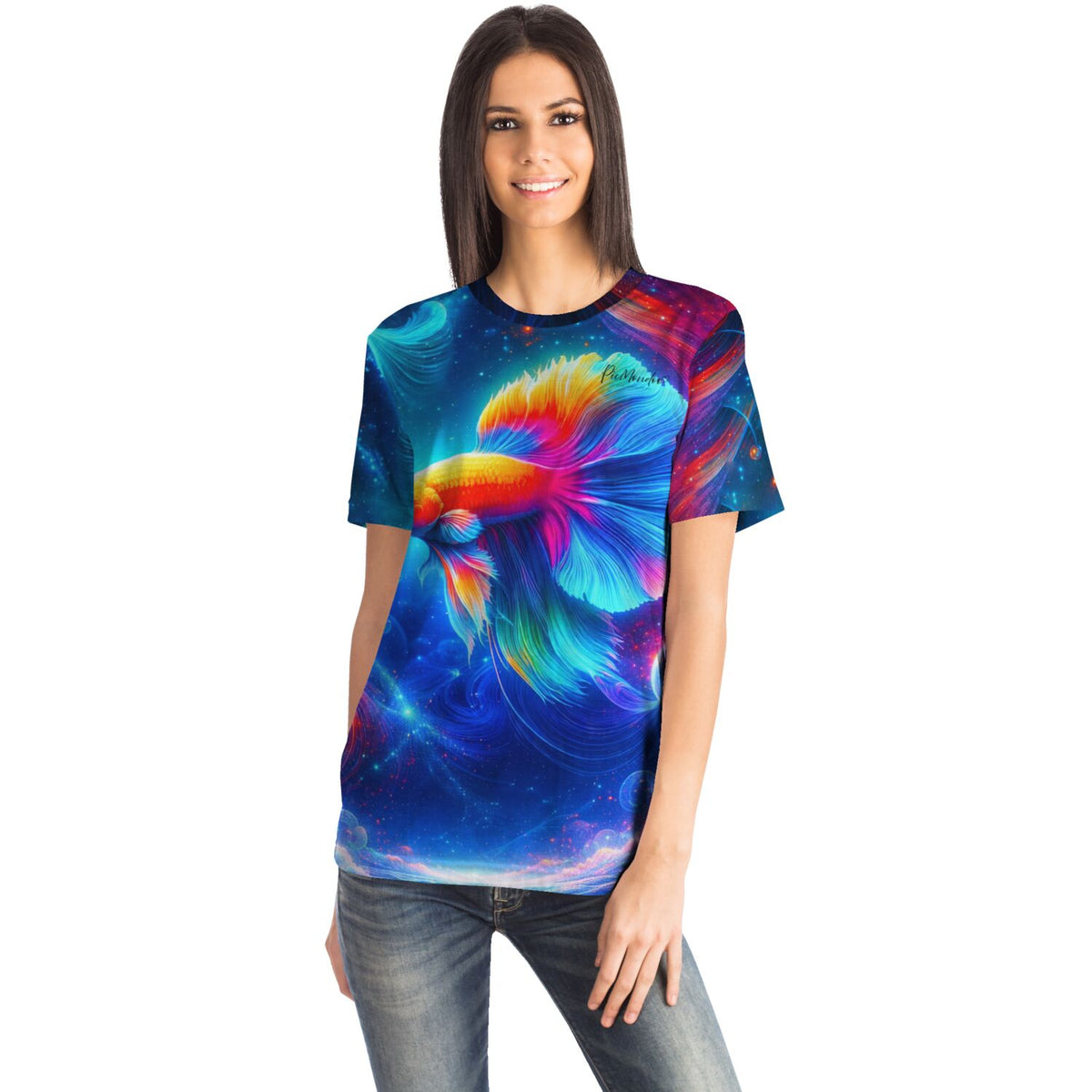 Frau trägt Dreamer T-Shirt mit buntem Kampffisch-Motiv, inspiriert von Diamond Painting und Malen nach Zahlen Designs.