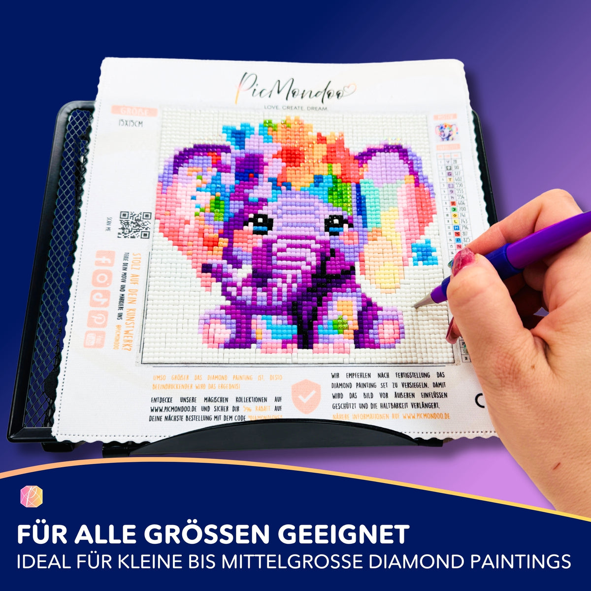 Rückenschonender Diamond Painting Ständer hält eine Leinwand mit Elefanten-Motiv während der Bearbeitung mit einem Stift.