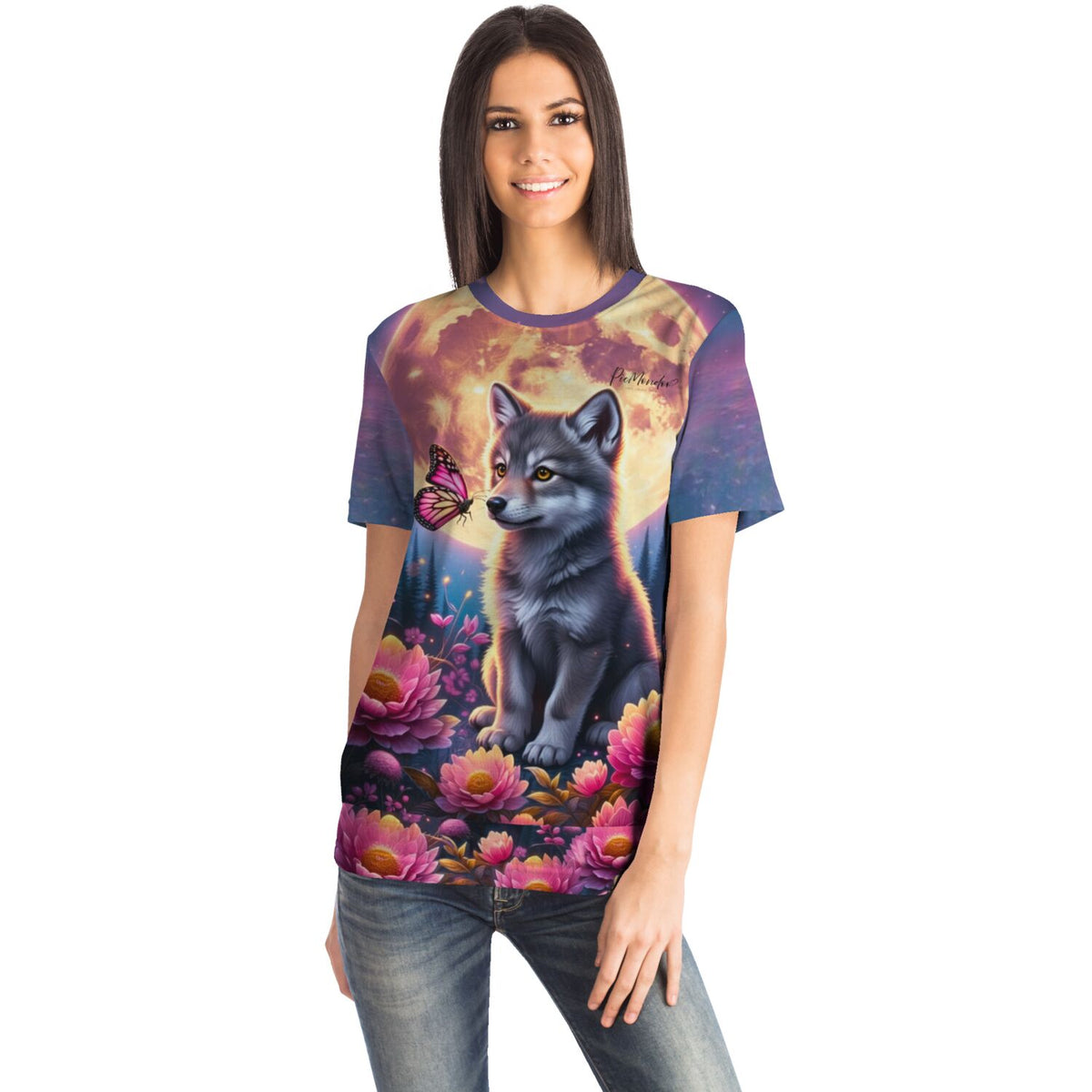 Frau trägt Dreamer T-Shirt mit Wolf und Schmetterling im Stil von Diamond Painting und Malen nach Zahlen Motiven