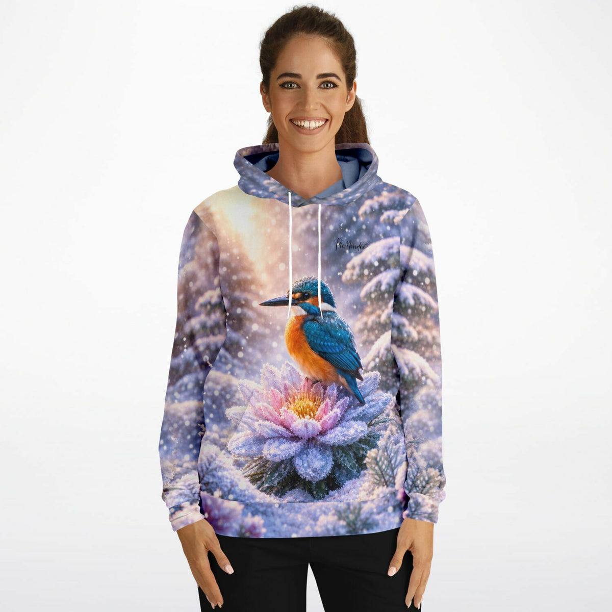 Dreamer Hoodie mit Eisvogel auf frostiger Blüte im Winterwald, inspiriert von Diamond Painting Kunstmotiven