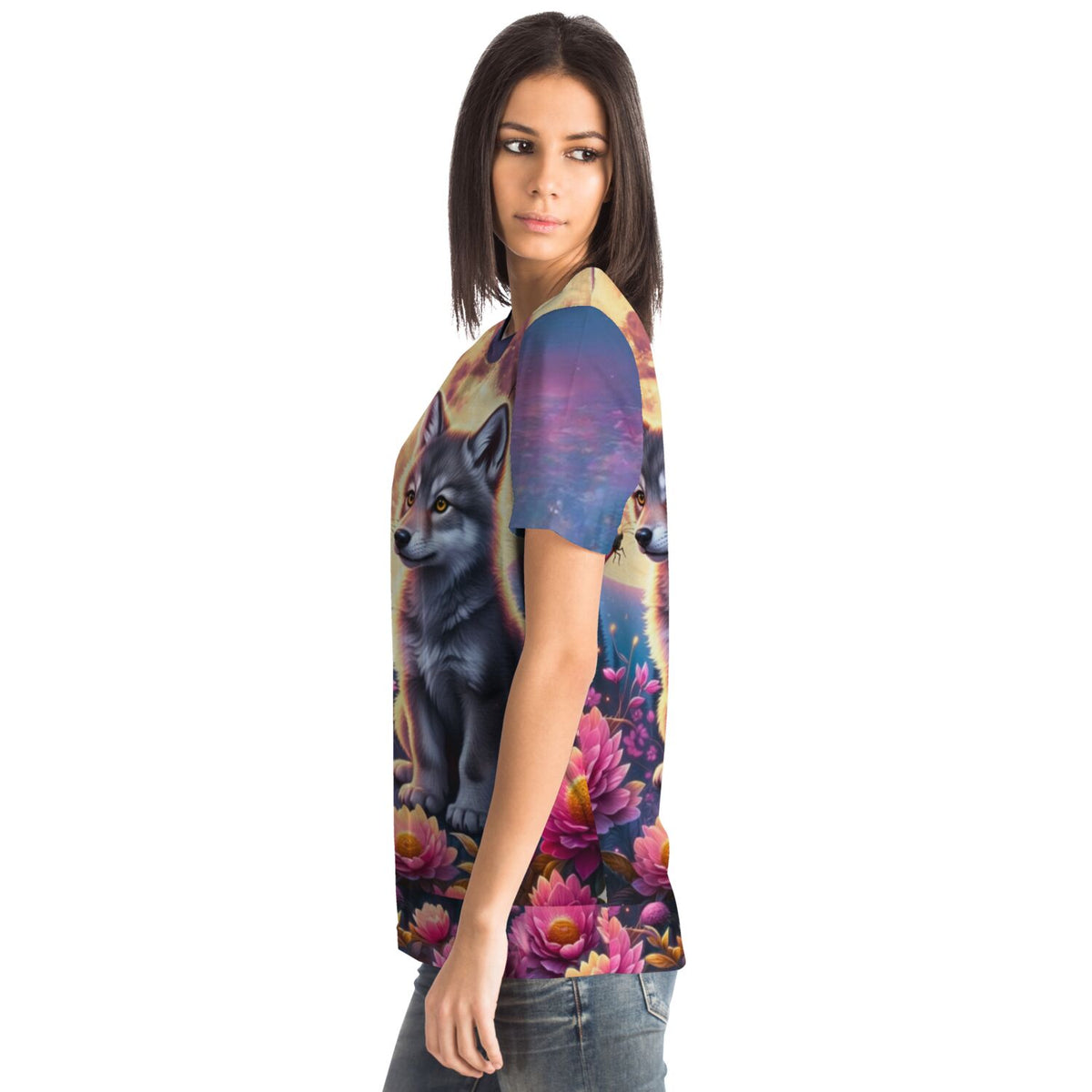 Frau trägt Dreamer T-Shirt mit Wolf und Lotusblüten Motiv im Stil moderner Diamond Painting und Malen nach Zahlen Kunst