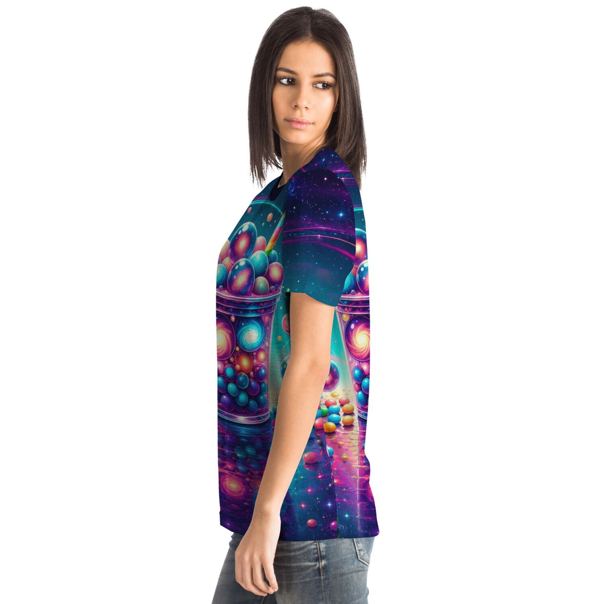 Frau trägt ein T-Shirt mit kunterbuntem Bubble Tea Universum Motiv, ähnlich farbenfroh wie Diamond Painting Kunstwerke.