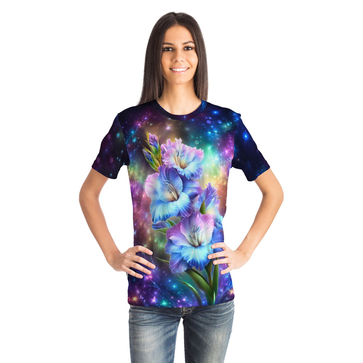 Frau trägt T-Shirt mit leuchtendem Blumenmotiv im Galaxie-Design, passend zu künstlerischem Diamond Painting Stil.