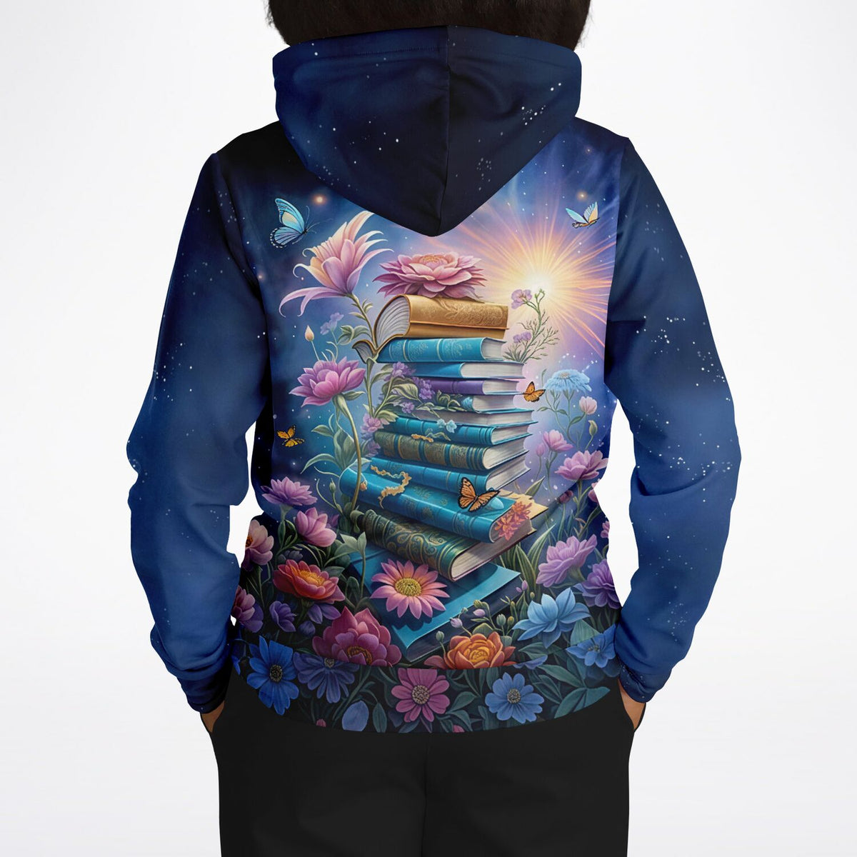 Dreamer Hoodie mit magischem Motiv: Bücherstapel, farbenfrohe Blumen und Schmetterlinge im Sternenhimmel-Design