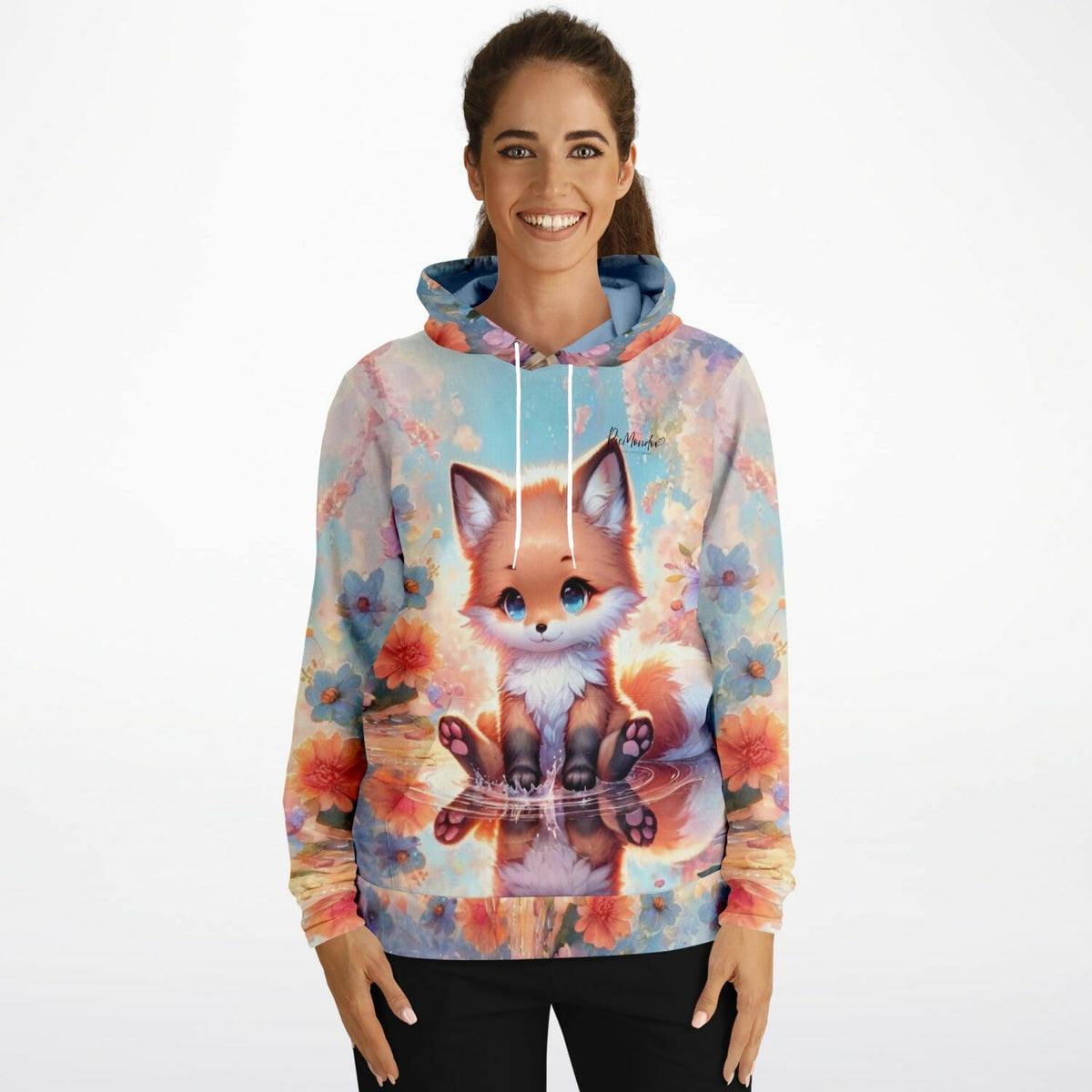 Frau trägt Dreamer Hoodie mit süßem Fuchs-Motiv, inspiriert von Diamond Painting und Malen nach Zahlen Kunstwerken