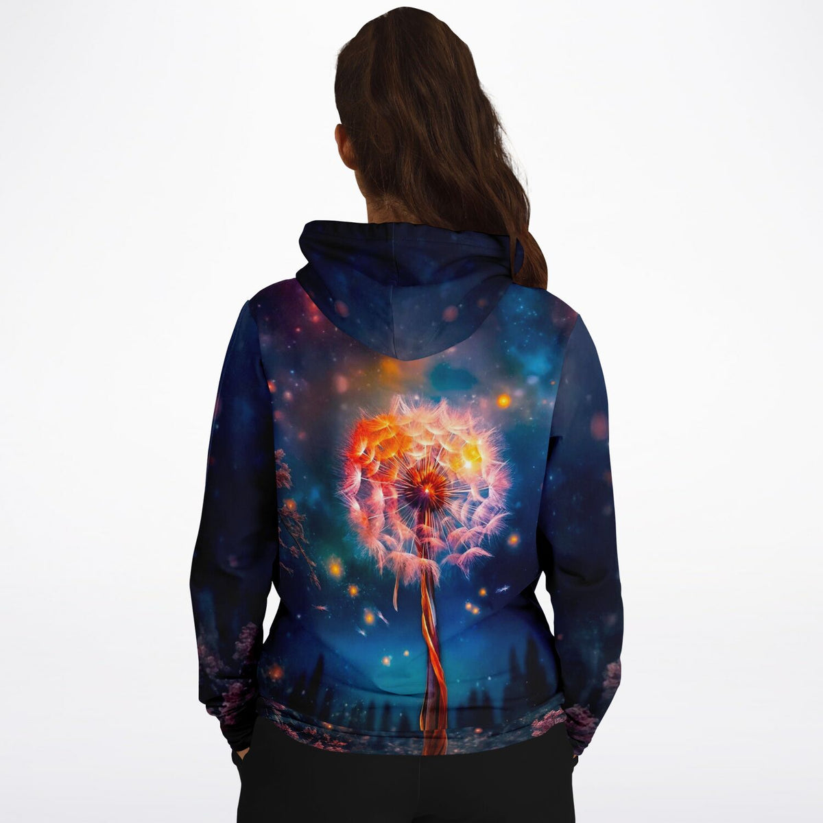 Dreamer Hoodie mit leuchtendem Pusteblumen-Design vor nächtlicher Galaxie-Kulisse, ideal für Fans von Diamond Painting