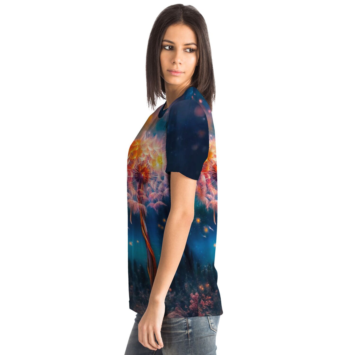 Frau trägt Dreamer T-Shirt mit leuchtendem Pusteblumen-Design im Stil von Diamond Painting und Malen nach Zahlen Kunst