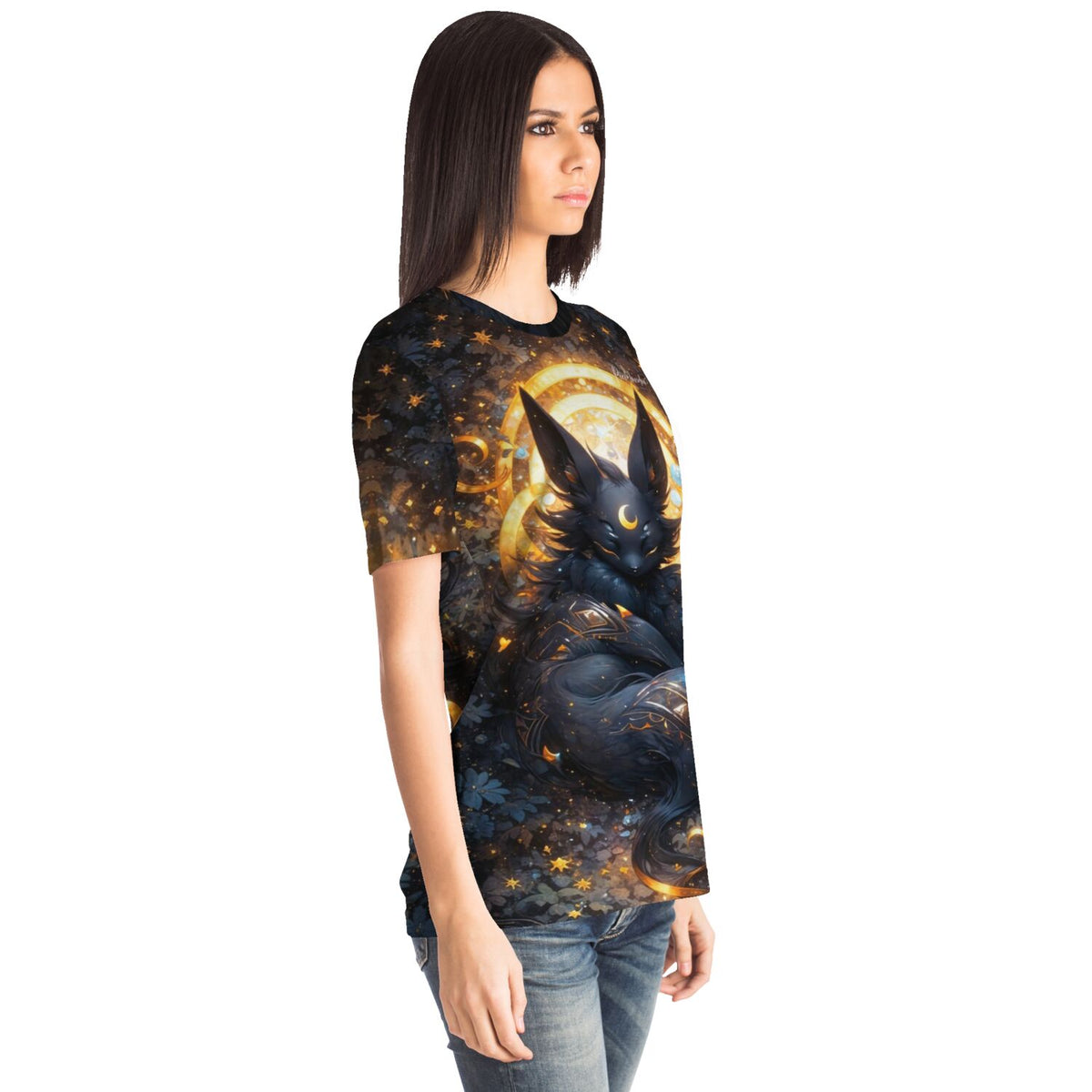 Frau trägt Dreamer T-Shirt mit mystischem nächtlichem Wesen, inspiriert von faszinierenden Diamond Painting Kunstwerken.