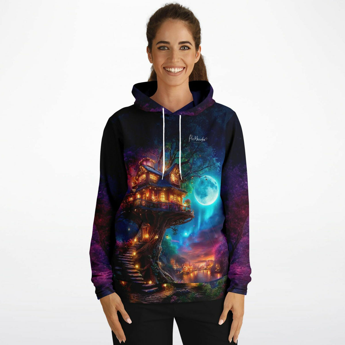 Frau trägt Dreamer Hoodie mit magischem Baumhaus-Motiv – inspiriert von Diamond Painting Naturlandschaften