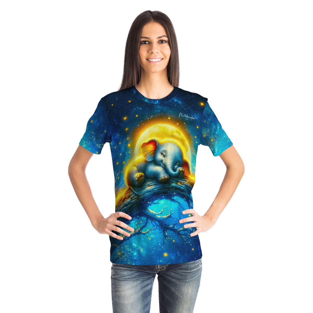 Frau trägt blaues Picmondoo T-Shirt mit Mondschein-Elefant Motiv im Stil von Diamond Painting und Malen nach Zahlen