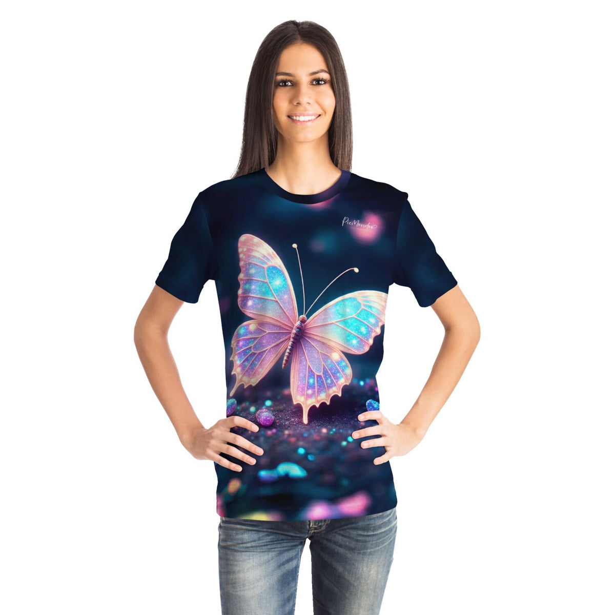 Frau trägt Dreamer T-Shirt Lichttänzer mit funkelndem Schmetterlingsmotiv im Stil von Diamond Painting und Malen nach Zahlen