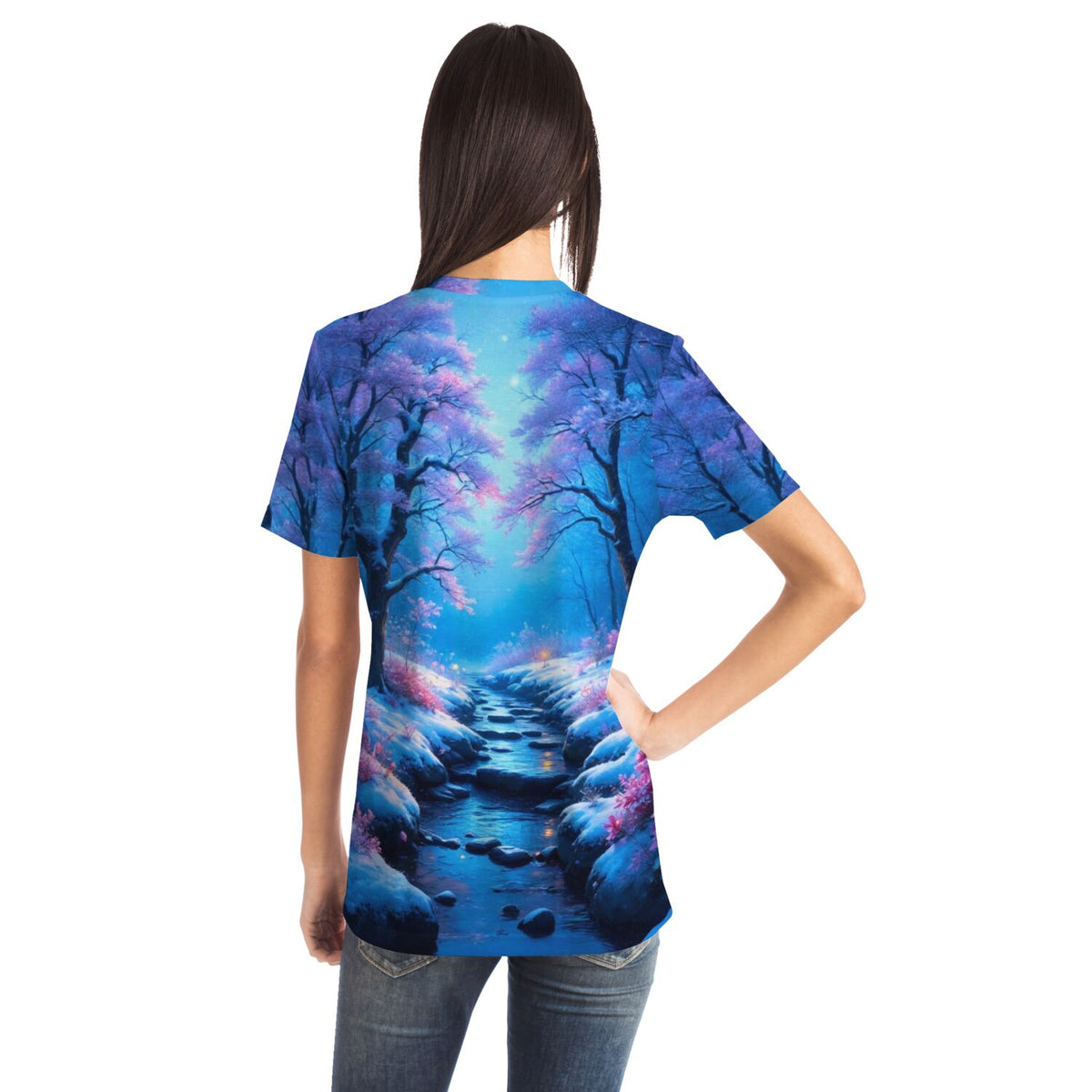 Frau trägt Dreamer T-Shirt mit Fluss der Träume Motiv, inspiriert durch Diamond Painting und Malen nach Zahlen Design