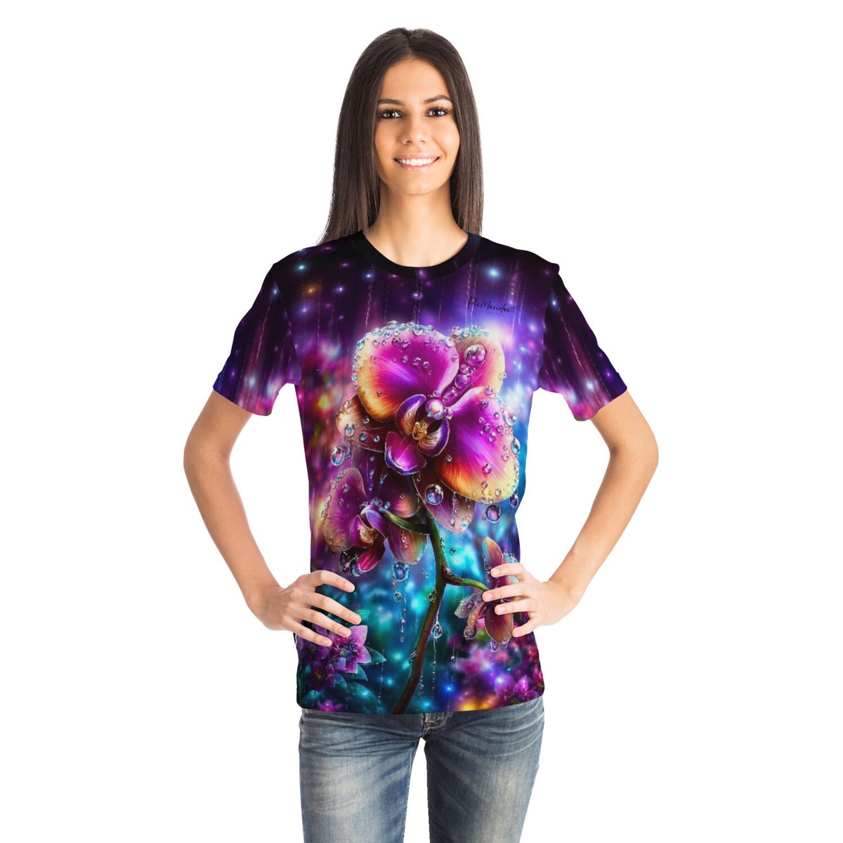 Frau trägt Dreamer T-Shirt mit buntem Orchideen-Motiv im Stil von Diamond Painting und Malen nach Zahlen Designs.