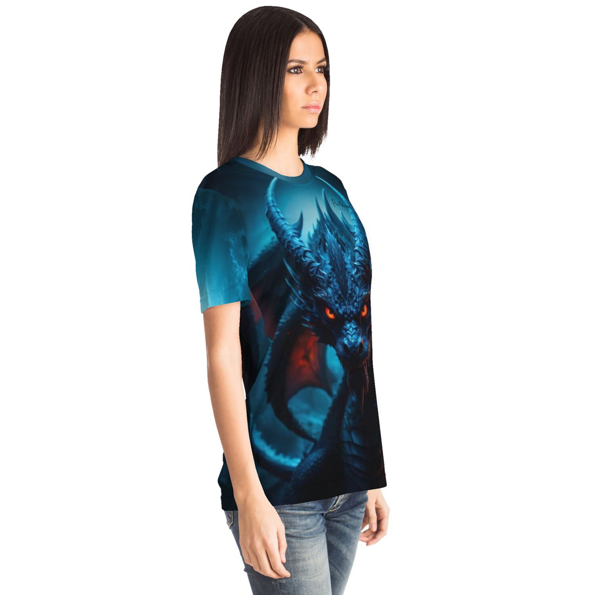Frau trägt ein T-Shirt mit blauem Drachendesign und leuchtend roten Augen im Stil unserer Diamond Painting Motivwelten.