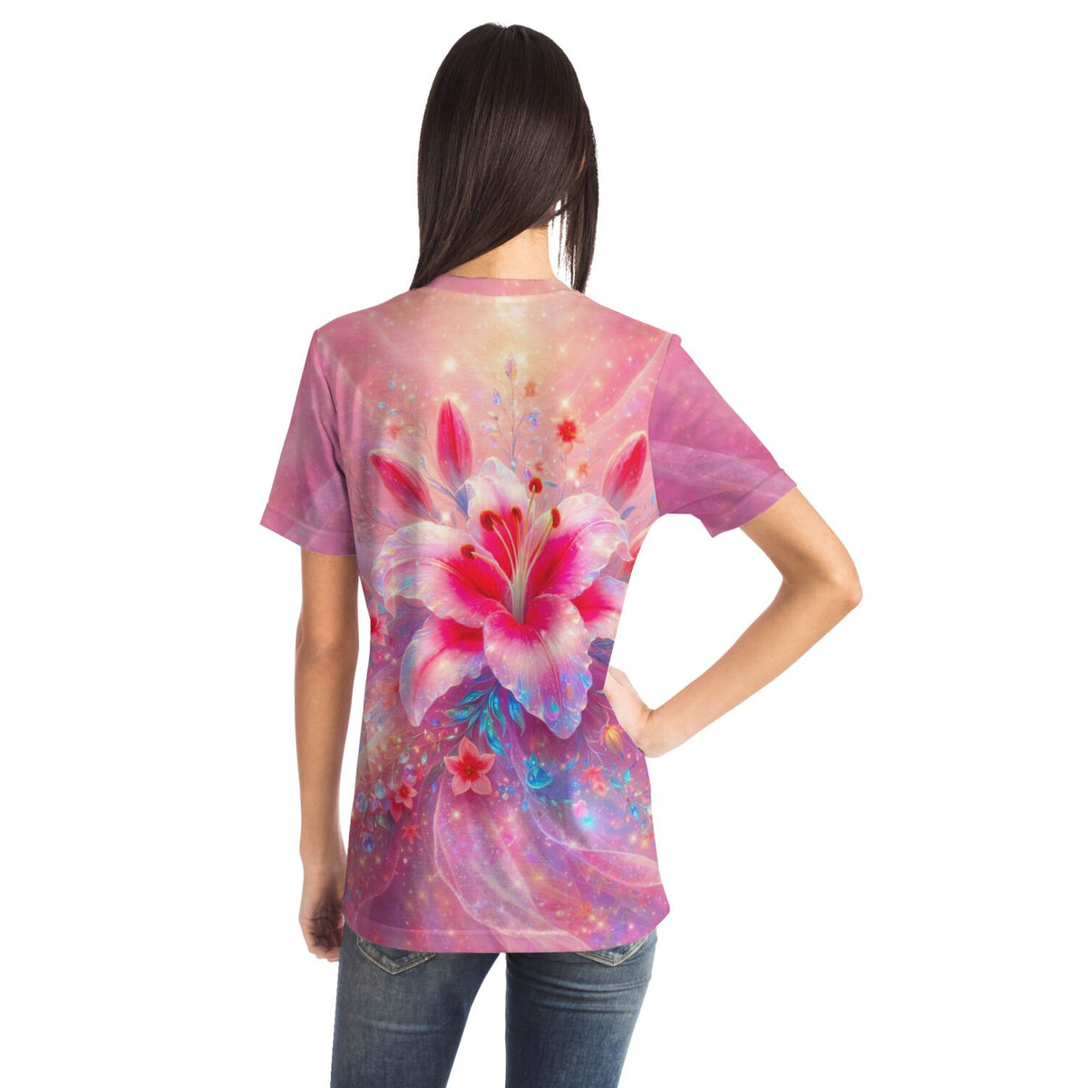 Frau trägt Dreamer T-Shirt mit zartem Lilien-Motiv in Rosé-Tönen, passend zu kreativen Diamond Painting Designs.