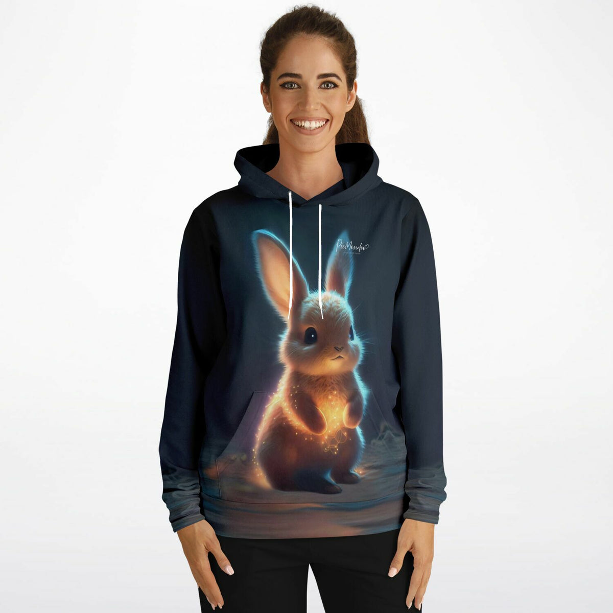 Frau trägt bequemen Dreamer Hoodie mit magischem Funkelhäschen-Motiv im Stil unserer Diamond Painting Kunstdrucke