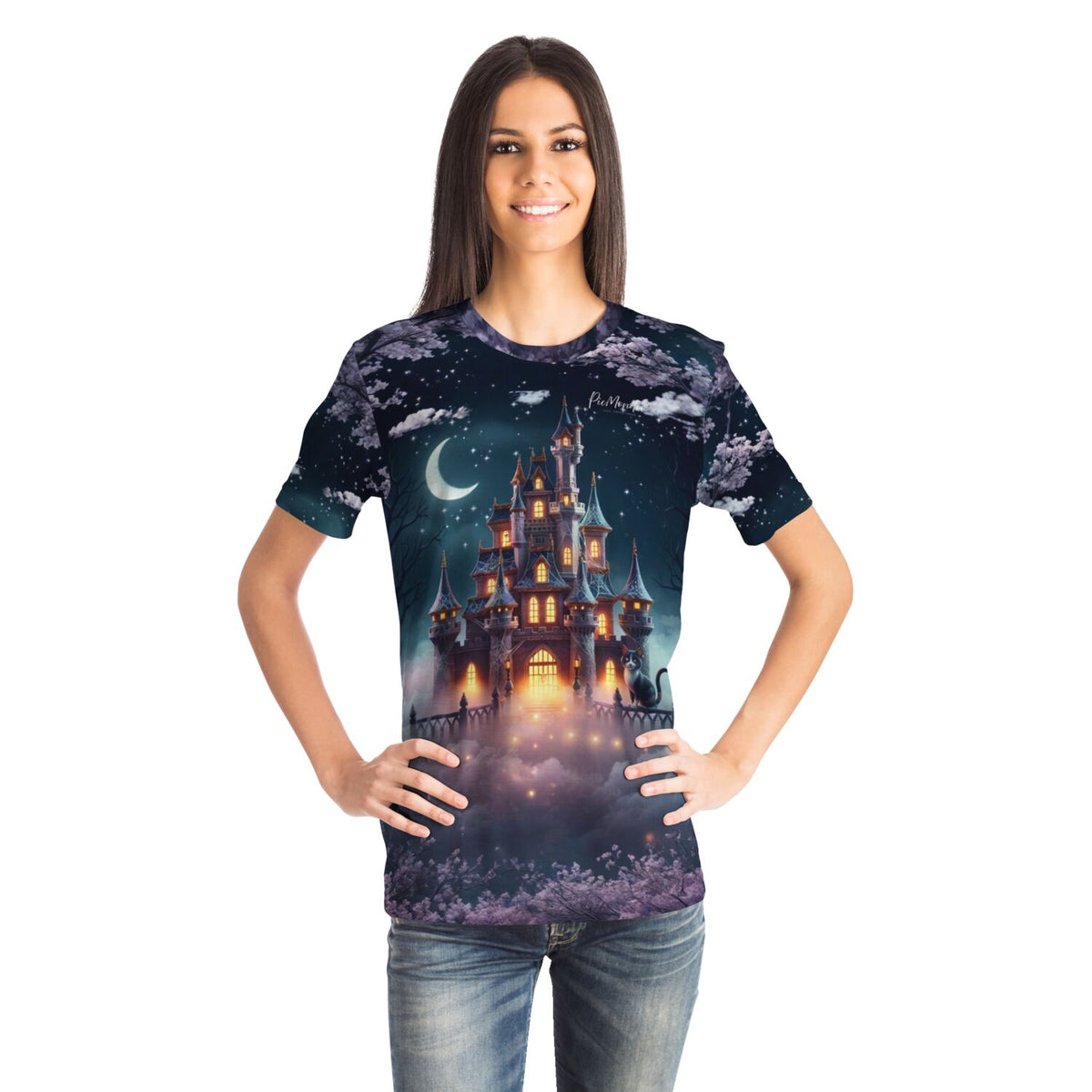 Frau trägt T-Shirt mit Nachtschloss-Motiv im Stil unserer Diamond Painting Sets und Malen nach Zahlen Kollektionen