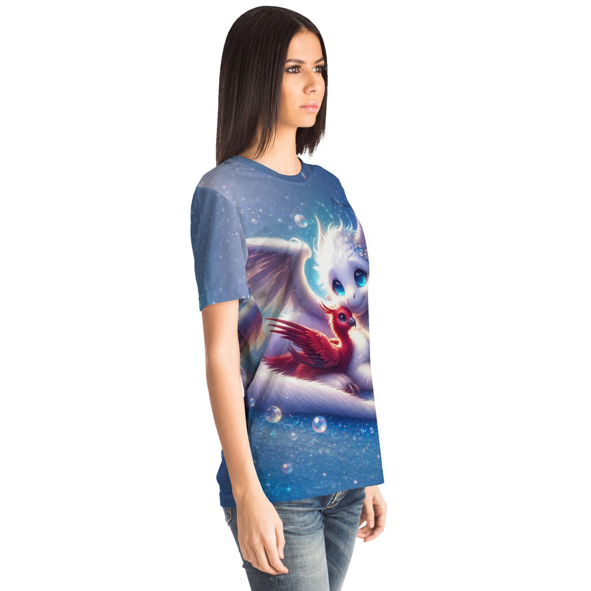 Frau trägt blaues Dreamer T-Shirt mit Astra & Fira Motiv, bekannt aus beliebten Diamond Painting und Bastelsets