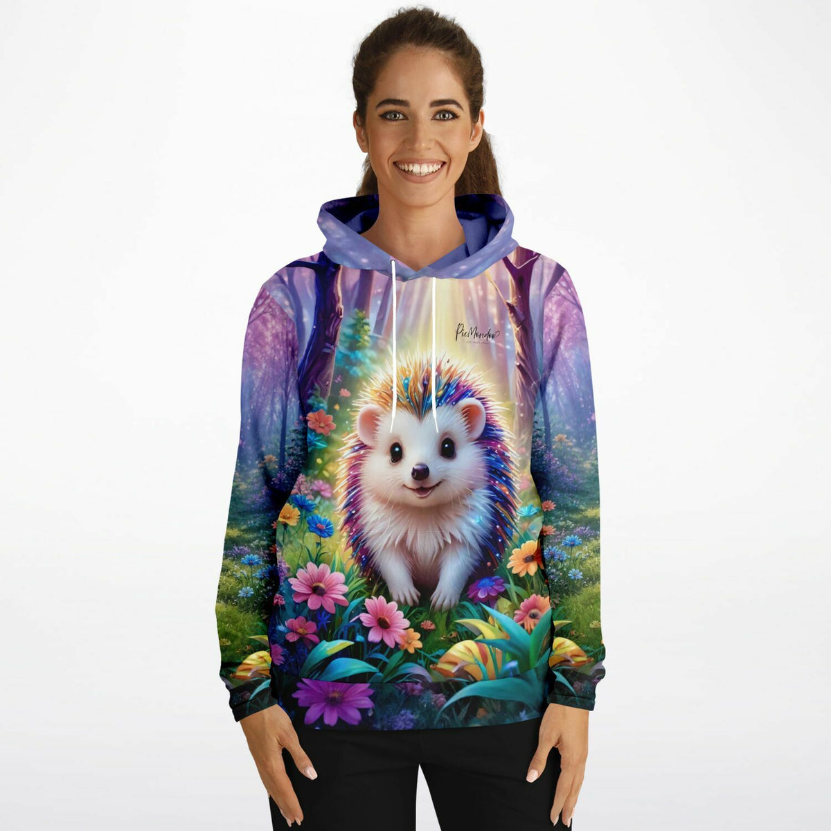 Frau trägt Dreamer Hoodie mit buntem Igel-Motiv im märchenhaften Wald, passend zu Diamond Painting und Malen nach Zahlen