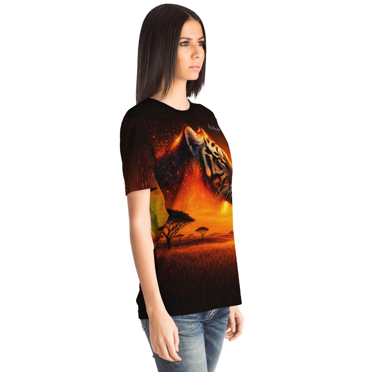 Frau trägt ein T-Shirt mit Tiger-Feuerherz-Motiv, inspiriert von Diamond Painting und Malen nach Zahlen Designs