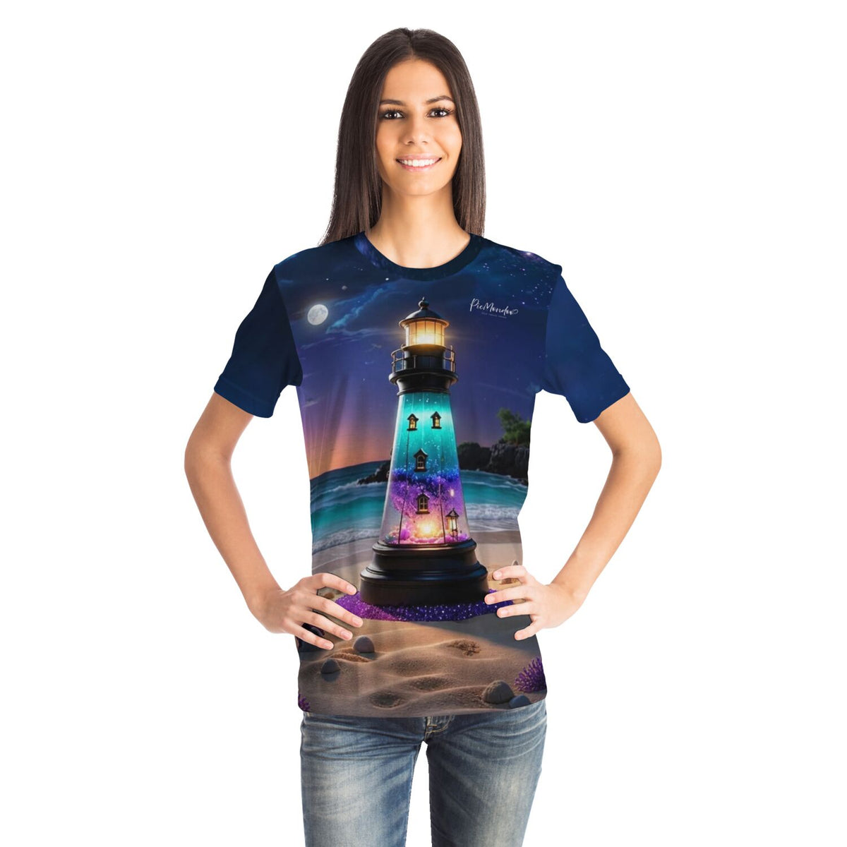 Frau trägt Dreamer T-Shirt mit leuchtendem Leuchtturm Motiv im Stil von Diamond Painting und Malen nach Zahlen Kunst.