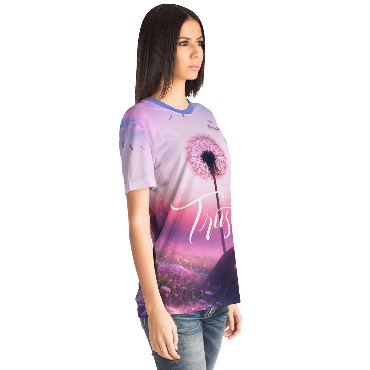 Frau trägt ein limitiertes Dreamer T-Shirt mit Pusteblumen-Motiv, inspiriert durch Diamond Painting und Malen nach Zahlen
