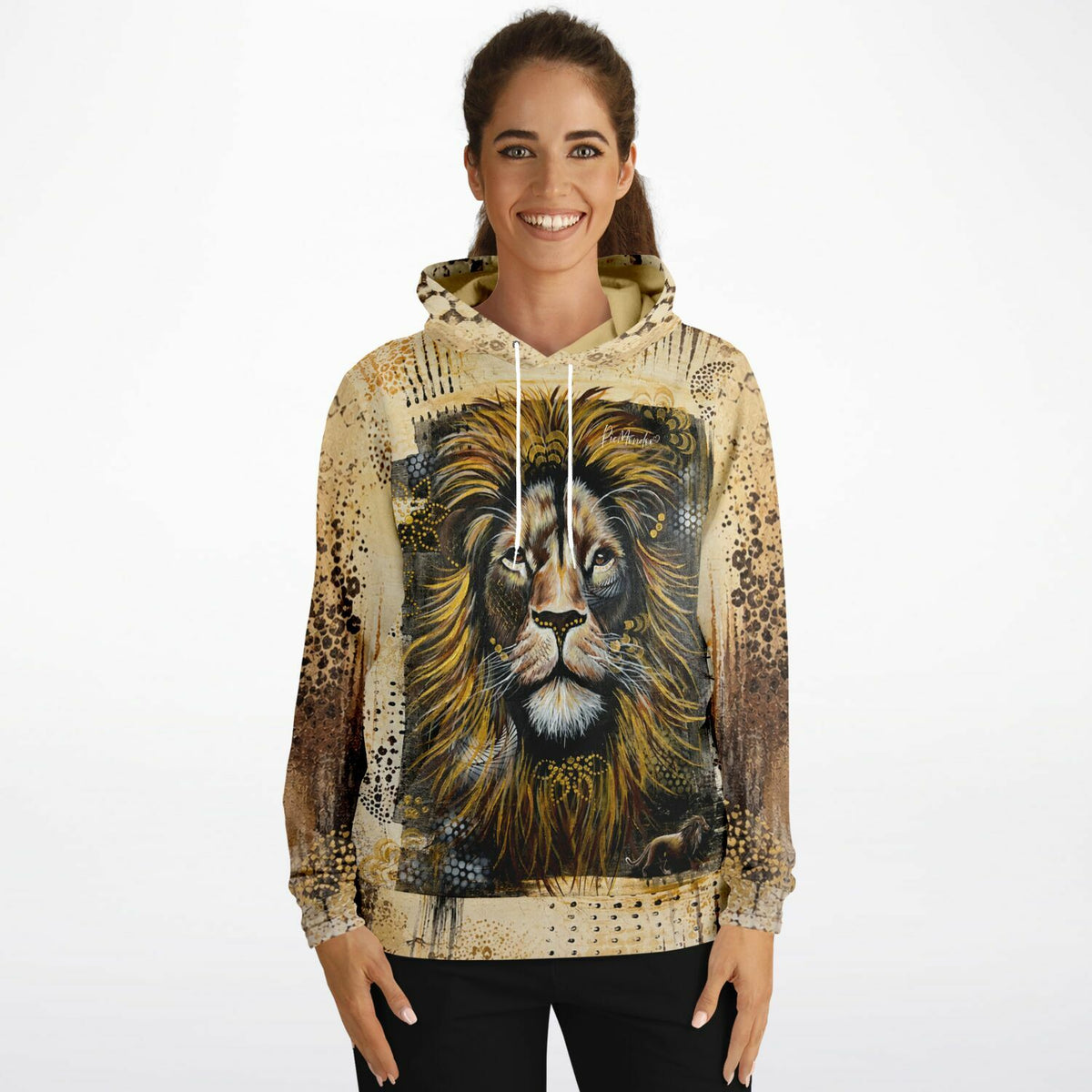 Frau trägt Dreamer Hoodie mit Löwenmotiv, inspiriert von Diamond Painting Erbe des Feuers, mit goldenen Akzenten.