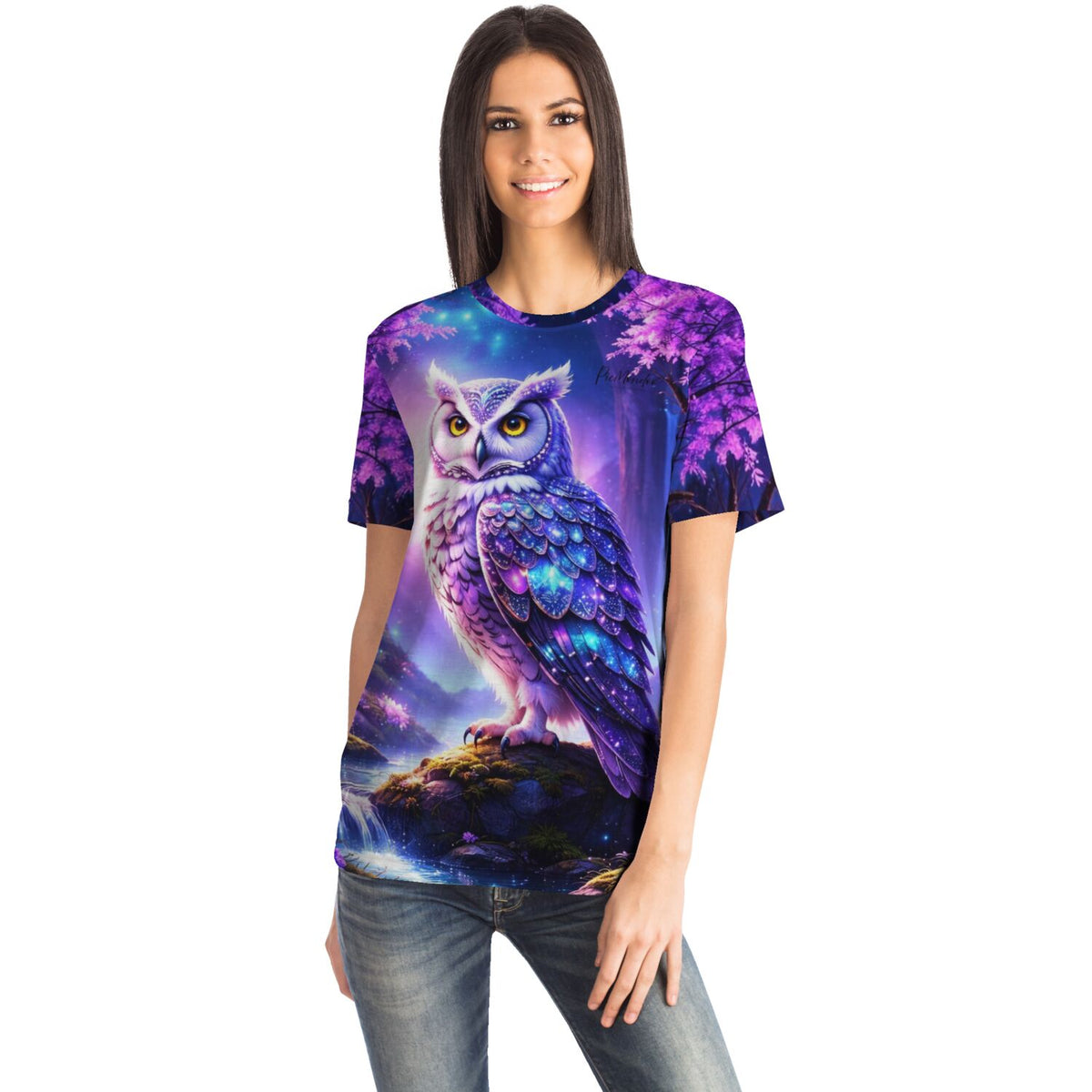 Frau trägt Dreamer T-Shirt mit mystischem Eulen-Motiv im Stil von Diamond Painting und Malen nach Zahlen Kunst