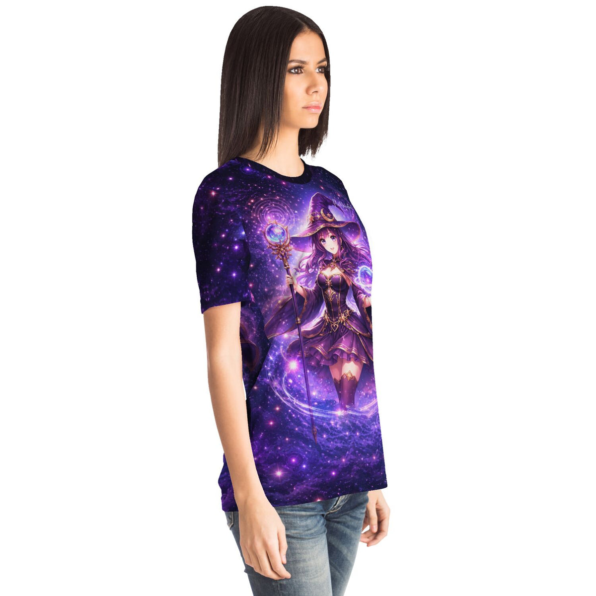 Frau trägt ein Dreamer T-Shirt mit Celestara Anime-Hexe Motiv in galaktischem Lila-Design für Fans kreativer Kunst