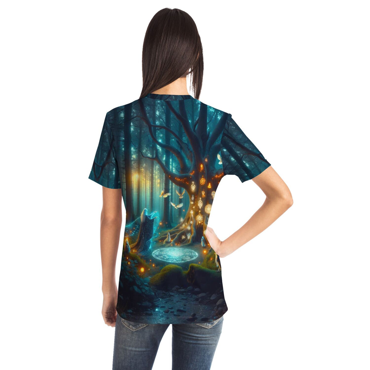 Frau trägt T-Shirt mit mystischem Hexennacht-Motiv im magischen Wald, passend zu Diamond Painting und Malen nach Zahlen