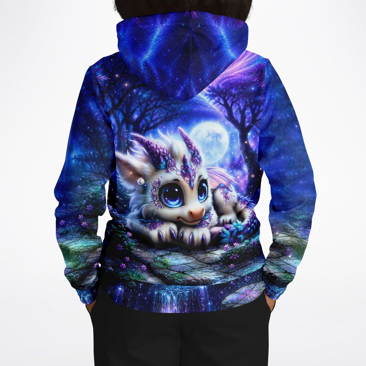 Dreamer Hoodie Lunaris mit süßem Drachen-Motiv in nächtlicher Waldkulisse, wie bei Malen nach Zahlen oder Diamond Painting
