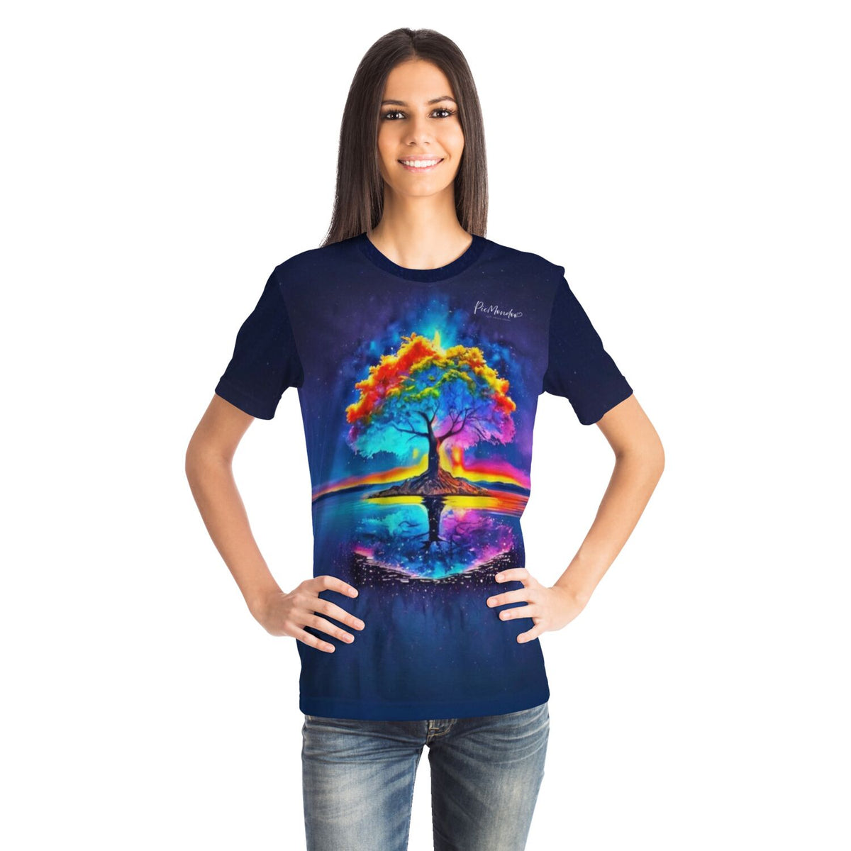 Frau trägt blaues T-Shirt mit buntem Regenbogen-Baum-Motiv inspiriert von Diamond Painting und Malen nach Zahlen Kunst