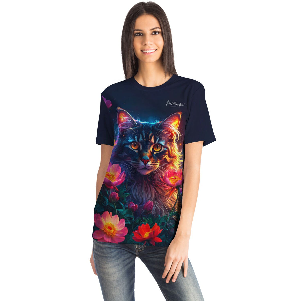 Frau trägt dunkelblaues Dreamer T-Shirt mit Katzen-Motiv Hüterin der Nachtblüten, inspiriert durch Diamond Painting Kunst