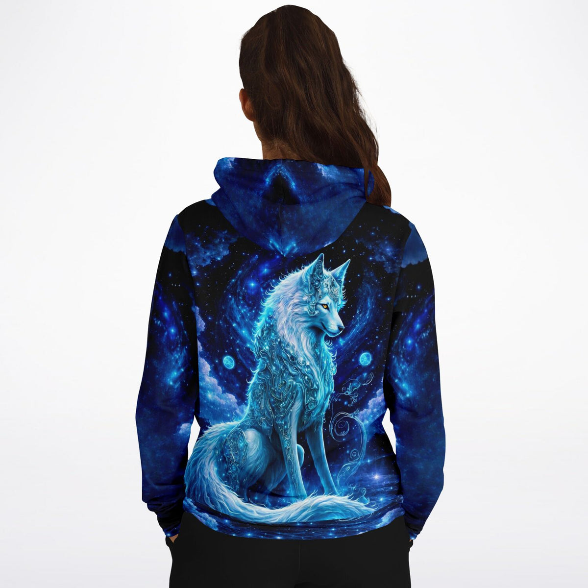 Dreamer Hoodie mit Leuchtbild-Motiv eines verzauberten Wolfs in blauer Galaxie, inspiriert durch Diamond Painting Kunst.