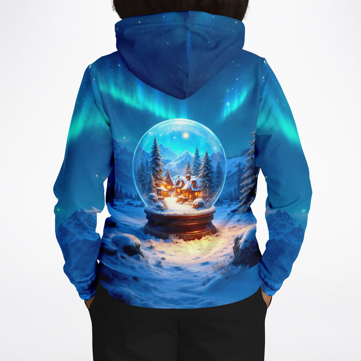 Dreamer Hoodie mit Schneekugel-Motiv, Winterlandschaft, Polarlicht und gemütlicher Hütte im All-Over-Print Design.