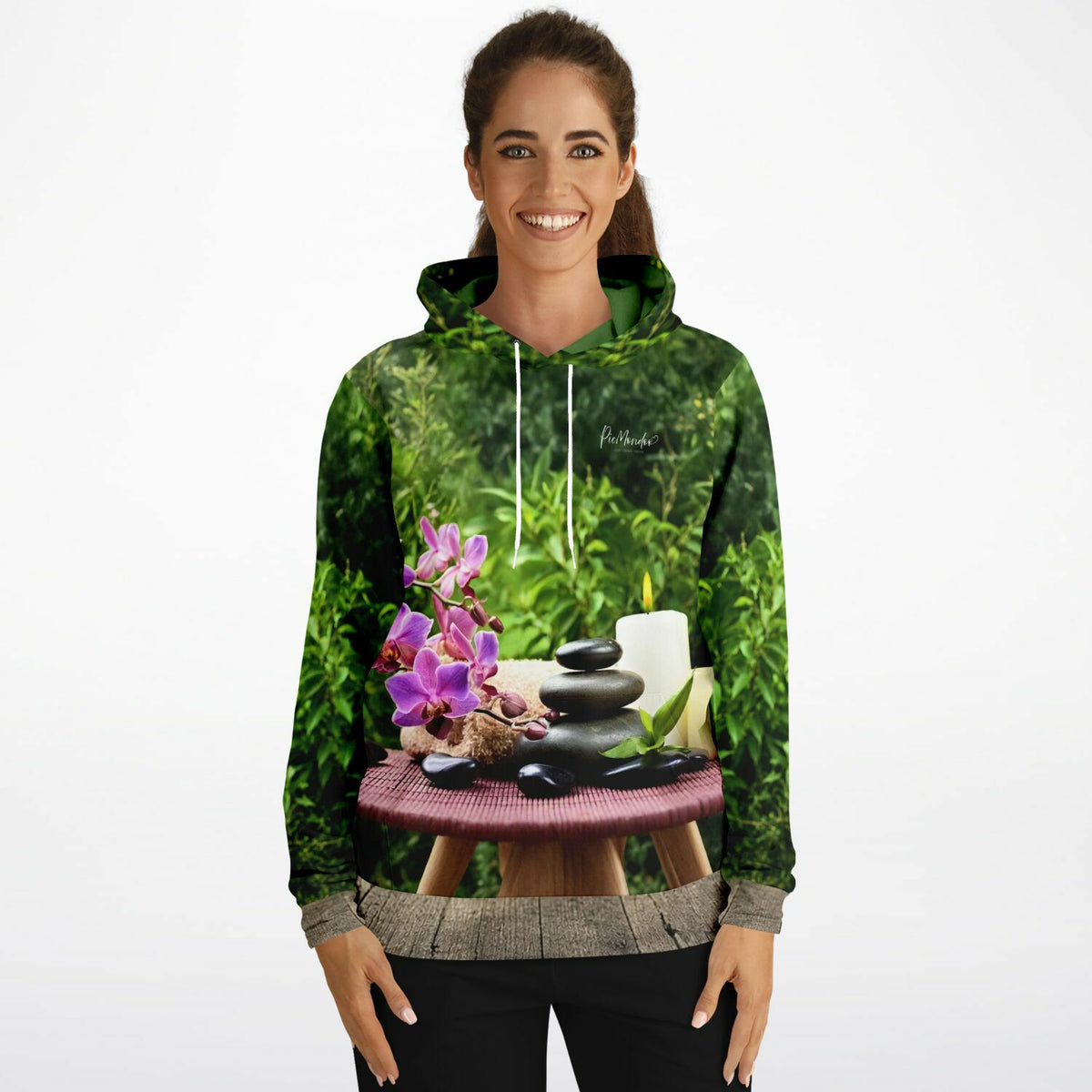 Frau trägt Hoodie mit Oase Motiv; inspiriert von entspannenden Bildern wie Diamond Painting oder Malen nach Zahlen Sets.